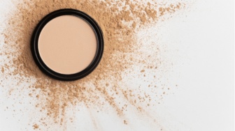 Bedak Apa yang Bikin Wajah Glowing? Ini 7 Rekomendasi Terbaik buat Kamu