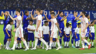 Ditekuk Persib Bandung, Pelatih Wanderers Terkesima dengan Aksi Bobotoh di GBLA