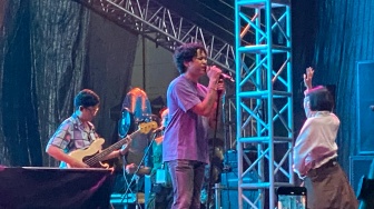 Hindia Bikin Ruang Karaoke Massal di Cravier 2025, Ribuan Penonton Lepas Penat