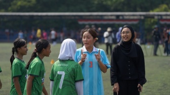 Eks Arsenal dan Juara Piala Dunia Transfer Ilmu ke Pesepak Bola Putri di Jakarta