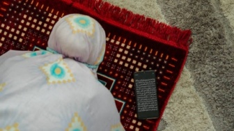 Tragedi Sajadah Maut, Detik-detik Ibu Tewas di Tangan Anak Gadisnya Saat Salat
