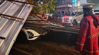 Angin Kencang Hantam Kubu Raya, Tiga Mobil Ringsek Tertimpa Atap
