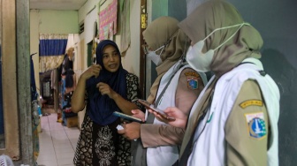 Petugas Kesehatan Puskesmas Kecamatan Cilandak melakukan Layanan Jemput Bola Pemeriksaan Kesehatan kepada warga yang membutuhkan di Kawasan Cilandak, Jakarta, Senin (4/8/2025). [Suara.com/Alfian Winanto]