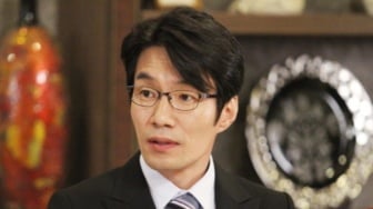 Aktor Song Young Kyu Ditemukan Meninggal Dunia di Dalam Mobil