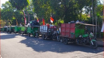 Kantor Gubernur Bali Dihiasi Aroma Busuk dari Belasan Motor Pengangkut Sampah yang Terparkir
