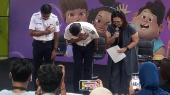 Dirut KAI Membungkuk Maaf Buntut Kereta Anjlok, Netizen: Salut, Saat Banyak Pejabat Muka Tembok