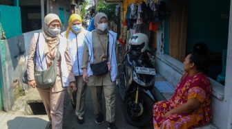 Petugas Kesehatan Puskesmas Kecamatan Cilandak melakukan Layanan Jemput Bola Pemeriksaan Kesehatan kepada warga yang membutuhkan di Kawasan Cilandak, Jakarta, Senin (4/8/2025). [Suara.com/Alfian Winanto]