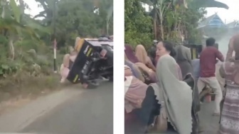 Detik-detik Mobil Pick Up Angkut Puluhan Penumpang Terbalik Terekam Kamera