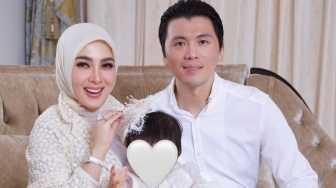 Reino Barack Ungkap Rutinitas Syahrini di Singapura: Bangun Jam 4 Pagi dan Salat Tahajud