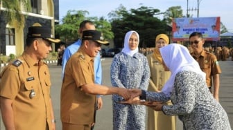 Aksi Heroik Bidan Dona Bertaruh Nyawa Sebrangi Sungai Demi Obati Pasien Diganjar Motor Plat Merah