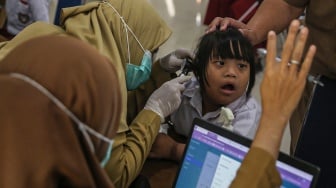 Petugas puskesmas memeriksa kondisi telinga siswi penyandang disabilitas saat pelaksanaan program Cek Kesehatan Gratis (CKG) Sekolah di SLB Negeri Kota Semarang, Jawa Tengah, Senin (4/8/2025). [ANTARA FOTO/Makna Zaezar/nym]