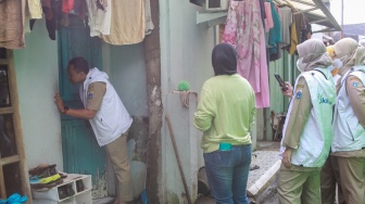 Petugas Kesehatan Puskesmas Kecamatan Cilandak melakukan Layanan Jemput Bola Pemeriksaan Kesehatan kepada warga yang membutuhkan di Kawasan Cilandak, Jakarta, Senin (4/8/2025). [Suara.com/Alfian Winanto]