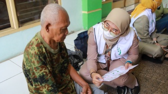 Petugas Kesehatan Puskesmas Kecamatan Cilandak melakukan Layanan Jemput Bola Pemeriksaan Kesehatan kepada warga yang membutuhkan di Kawasan Cilandak, Jakarta, Senin (4/8/2025). [Suara.com/Alfian Winanto]