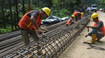 Sejumlah pekerja merangkai besi untuk rangka pondasi jalan nasioal Gunung Gumitir di Jember, Jawa Timur, Minggu (3/8/2025). [ANTARA FOTO/Seno/rwa]