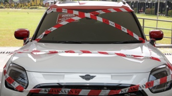 Sejumlah mobil sitaan penyidik Jaksa Agung Muda Bidang Tindak Pidana Khusus (Jampidsus) ditampilkan di Kejaksaan Agung, Jakarta, Selasa (5/8/2025). [Suara.com/Alfian Winanto]