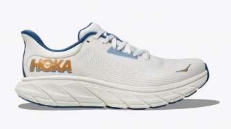 Berapa Harga Sepatu Hoka Asli? Ini 5 Model Terbaiknya untuk Lari di Agustus 2025