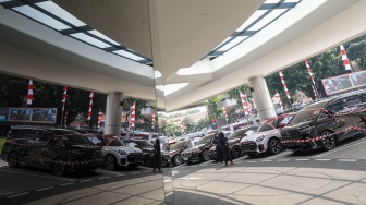 Sejumlah mobil sitaan penyidik Jaksa Agung Muda Bidang Tindak Pidana Khusus (Jampidsus) ditampilkan di Kejaksaan Agung, Jakarta, Selasa (5/8/2025). [Suara.com/Alfian Winanto]