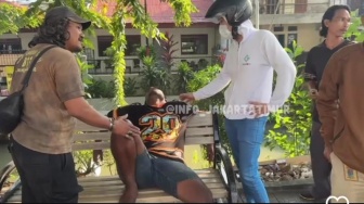 Bikin Onar Ngaku-ngaku Anggota, 2 Pria Mabuk Diamuk Warga di Pulogadung, Satunya Tepar di Jalanan