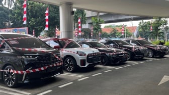 Kejagung Sita Mobil Mewah Riza Chalid! Alphard, Mini Cooper, hingga Mercy Dipajang di Lobby Gedung