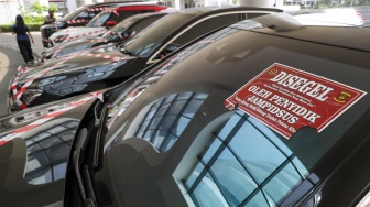 Sejumlah mobil sitaan penyidik Jaksa Agung Muda Bidang Tindak Pidana Khusus (Jampidsus) ditampilkan di Kejaksaan Agung, Jakarta, Selasa (5/8/2025). [Suara.com/Alfian Winanto]