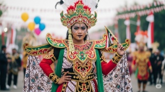 8 Ide Kostum Karnaval 17 Agustus 2025 untuk Wanita Berhijab hingga Mbok Jamu