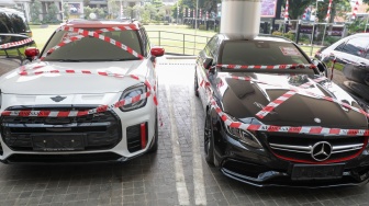 Sejumlah mobil sitaan penyidik Jaksa Agung Muda Bidang Tindak Pidana Khusus (Jampidsus) ditampilkan di Kejaksaan Agung, Jakarta, Selasa (5/8/2025). [Suara.com/Alfian Winanto]
