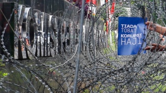 Pegiat antikorupsi dari Indonesia Corruption Watch (ICW) menggelar aksi seusai melaporkan kasus dugaan korupsi penyelenggaraan haji 1446H/2025 di Gedung Merah Putih KPK, Jakarta, Selasa (5/8/2025). [Suara.com/Alfian Winanto]