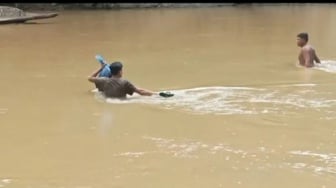 Viral Penghulu Berenang Seberangi Sungai Demi Akad Nikah Warga di Pasaman