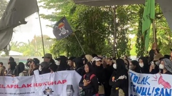 Mahasiswa UNM Makassar Demo, Kibarkan Bendera One Piece