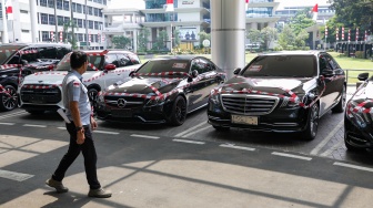 Sejumlah mobil sitaan penyidik Jaksa Agung Muda Bidang Tindak Pidana Khusus (Jampidsus) ditampilkan di Kejaksaan Agung, Jakarta, Selasa (5/8/2025). [Suara.com/Alfian Winanto]