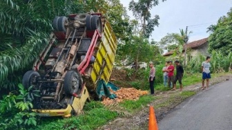 "Jalur Tengkorak" Jalinbar Kembali Makan Korban: Truk Terguling di Sedayu, 2 Tewas