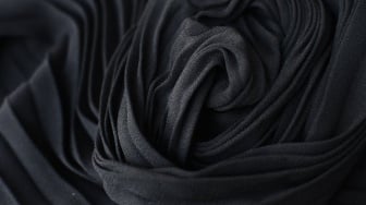 Saat Warna Hitam Menjadi Bahasa Keanggunan dan Kekuatan Perempuan Muslimah