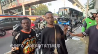 Endingnya Apes! Sok Jago Ngaku Anggota Pukuli Pemotor, Langsung Dibanting dan Dipiting Warga