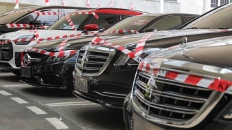 Sejumlah mobil sitaan penyidik Jaksa Agung Muda Bidang Tindak Pidana Khusus (Jampidsus) ditampilkan di Kejaksaan Agung, Jakarta, Selasa (5/8/2025). [Suara.com/Alfian Winanto]