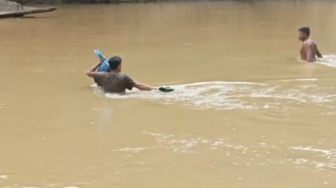 Tugas Negara, Penghulu Berenang Seberangi Sungai untuk Nikahkan Warga