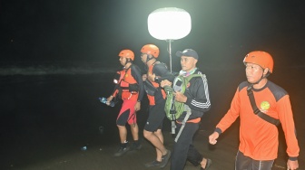 Petugas menyisiri pantai untuk mencari korban kecelakaan kapal cepat Bali Dolphin Cruise 2 di kawasan Sanur, Denpasar, Bali, Selasa (5/8/2025). [ANTARA FOTO/Fikri Yusuf/YU]