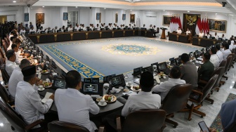 Presiden Prabowo Subianto didampingi Wapres Gibran Rakabuming Raka memimpin Sidang Kabinet Paripurna di Kantor Presiden, Istana Kepresidenan, Jakarta, Rabu (6/8/2025). [ANTARA FOTO/Aditya Pradana Putra/rwa]