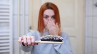 7 Penyebab Kerontokan Rambut, Termasuk Diet Ekstrem?