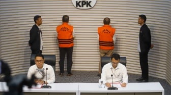 Direktur Utama PT. Hutama Karya (HK) Bintang Perbowo (kanan) dan Kepala Divisi Pengembangan Bisnis dan Investasi PT. Hutama Karya (Ketua Tim Pengadaan Lahan) M. Rizal Sutjipto (kiri) mengenakan rompi tahanan usai menjalani pemeriksaan di Gedung KPK, Jakarta, Rabu (6/8/2025). [Suara.com/Alfian Winanto]