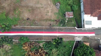 Warga Pekalongan Pasang Bendera Merah Putih Sepanjang 300 Meter