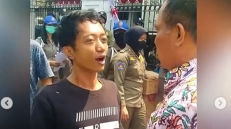 Kenaikan PBB 250 Persen Picu Amarah, Detik-detik Plt Sekda Pati Disemprot Pria Berkaos 'FREEDOM'