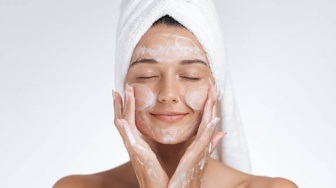 Tren Skinimalism 2025 Viral, Cuma 3 Langkah Bikin Wajah Glowing Tanpa Banyak Produk