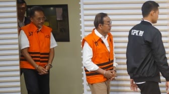 Direktur Utama PT. Hutama Karya (HK) Bintang Perbowo (kanan) dan Kepala Divisi Pengembangan Bisnis dan Investasi PT. Hutama Karya (Ketua Tim Pengadaan Lahan) M. Rizal Sutjipto (kiri) mengenakan rompi tahanan usai menjalani pemeriksaan di Gedung KPK, Jakarta, Rabu (6/8/2025). [Suara.com/Alfian Winanto]
