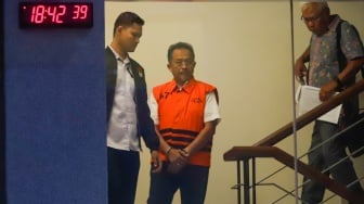 Kepala Divisi Pengembangan Bisnis dan Investasi PT. Hutama Karya (Ketua Tim Pengadaan Lahan) M. Rizal Sutjipto mengenakan rompi tahanan usai menjalani pemeriksaan di Gedung KPK, Jakarta, Rabu (6/8/2025). [Suara.com/Alfian Winanto]