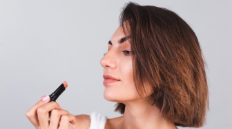 5 Rekomendasi Lip Balm Berwarna Mulai Rp20 Ribuan, Bikin Bibir Cantik dan Lembap