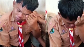 Bukan Cuma Teman! Momen Siswa SMK di Kediri Nangis Dihadiahi Sepatu Baru Hasil Iuran Sekelas