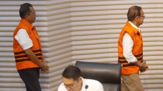 Direktur Utama PT. Hutama Karya (HK) Bintang Perbowo (kanan) dan Kepala Divisi Pengembangan Bisnis dan Investasi PT. Hutama Karya (Ketua Tim Pengadaan Lahan) M. Rizal Sutjipto (kiri) mengenakan rompi tahanan usai menjalani pemeriksaan di Gedung KPK, Jakarta, Rabu (6/8/2025). [Suara.com/Alfian Winanto]