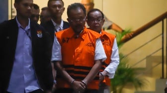 Direktur Utama PT. Hutama Karya (HK) Bintang Perbowo (kanan) dan Kepala Divisi Pengembangan Bisnis dan Investasi PT. Hutama Karya (Ketua Tim Pengadaan Lahan) M. Rizal Sutjipto (kiri) mengenakan rompi tahanan usai menjalani pemeriksaan di Gedung KPK, Jakarta, Rabu (6/8/2025). [Suara.com/Alfian Winanto]