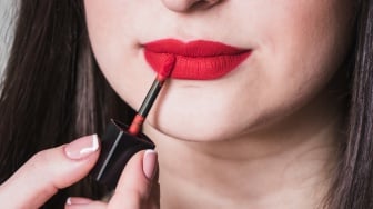 Apakah Lip Cream Membuat Bibir Hitam? Ternyata Ini Penyebabnya