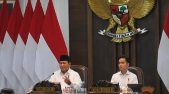 Presiden Prabowo Subianto (kiri) didampingi Wapres Gibran Rakabuming Raka (kanan) memimpin Sidang Kabinet Paripurna di Kantor Presiden, Istana Kepresidenan, Jakarta, Rabu (6/8/2025). [ANTARA FOTO/Aditya Pradana Putra/rwa]